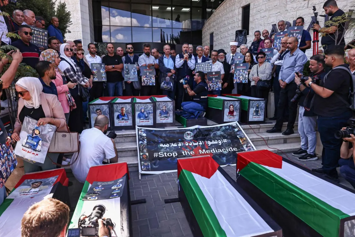 Jornalistas palestinianos manifestaram-se na Cisjordânia ocupada para denunciar o "genocídio mediático"