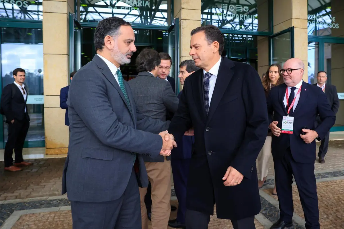 O primeiro-ministro Luís Montenegro e Amadeu Albergaria, presidente da Câmara de Santa Maria da Feira