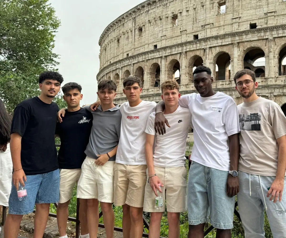 Samu rodeado de amigos: "Sempre foi um 'tío' muito alto", diz o amigo de infância Mario Caballero