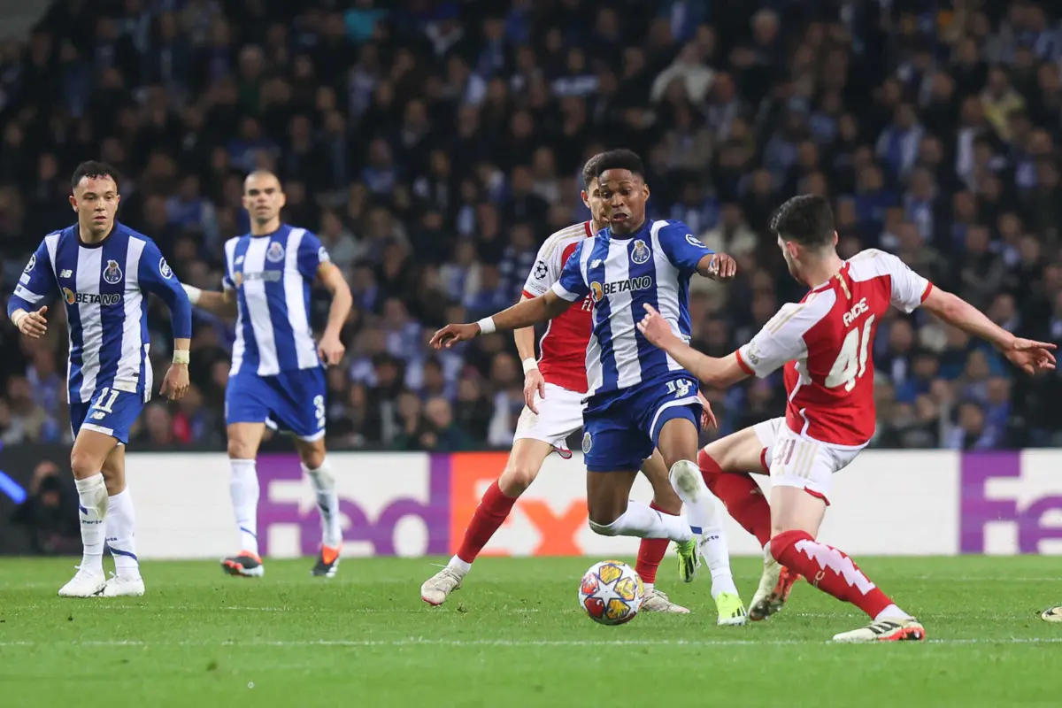 Imagem de contexto do artigo Apreendidos 11 bilhetes ilegais para o F. C. Porto - Arsenal. Um detido perto do Dragão