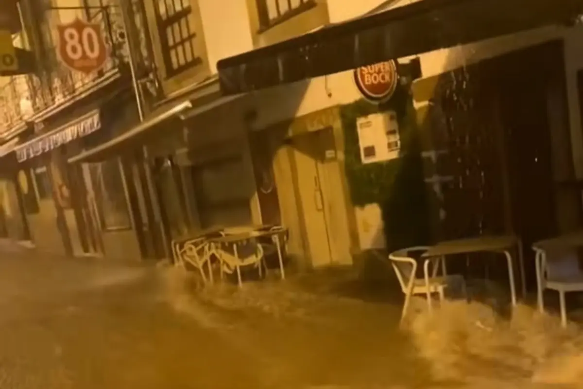 A água invadiu vários estabelecimentos comerciais e algumas habitações
