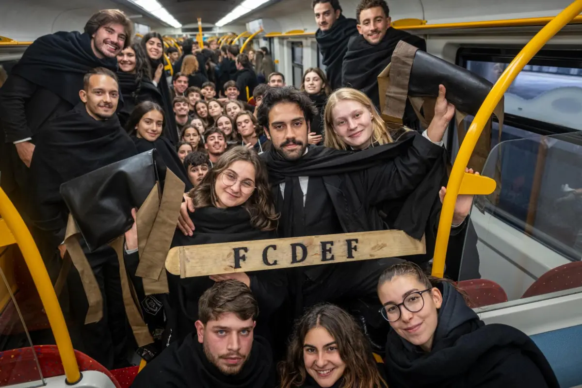 Imagem de contexto do artigo Imagens: seis mil caloiros foram donos do comboio entre o Porto e Guimarães