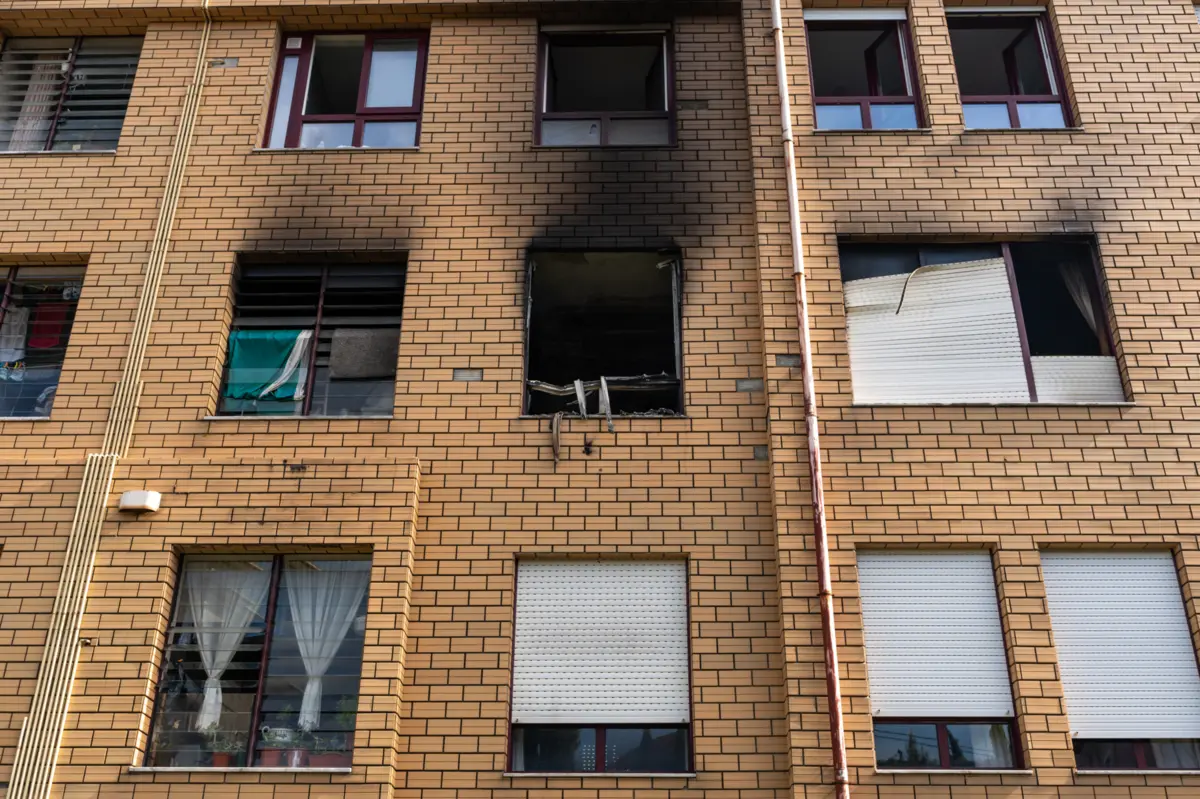 Fogo queimou a fachada do 3.º andar do edifício em Valbom, Gondomar