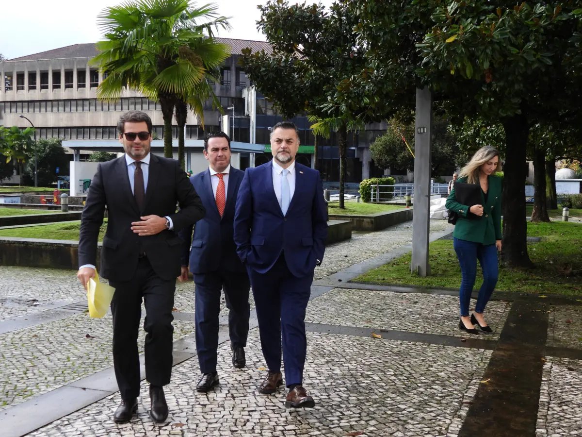 Rui Sousa (à direita), Filipe Melo e André Ventura à entrada para o Tribunal de Braga