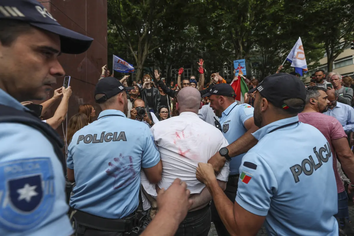 Imagem de contexto do artigo Um detido no protesto pró-Palestina em comício da AD no Porto