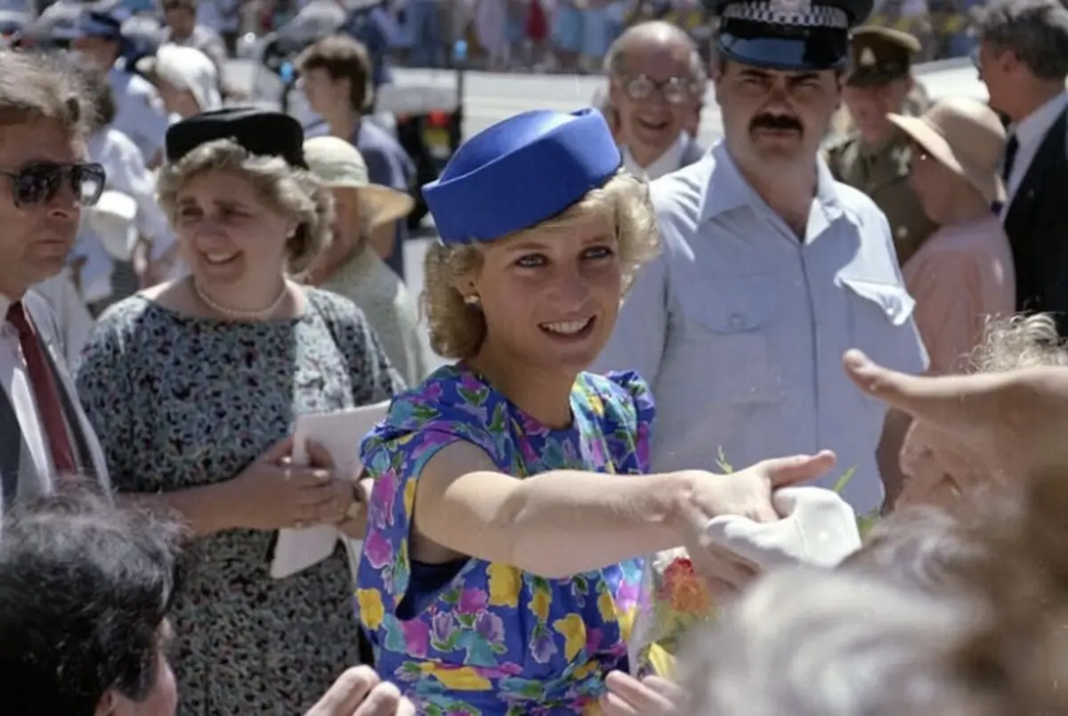 Vestido usado pela princesa Diana rendeu 520 mil dólares