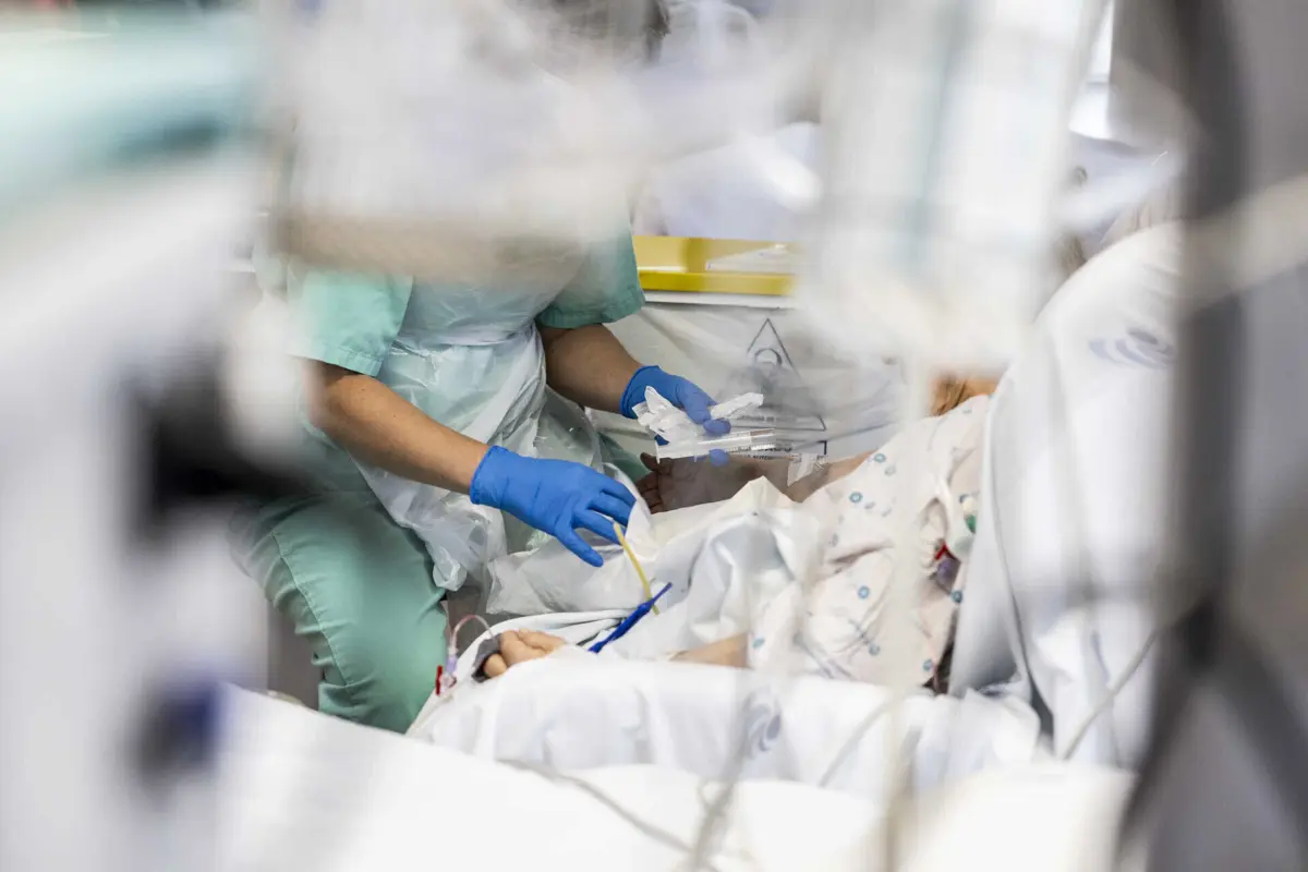 Nas unidades de cuidados intensivos há maior risco de contrair infeções hospitalares