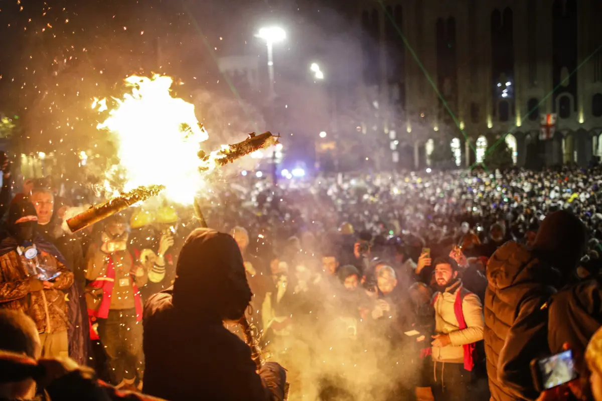 Na quinta e na sexta-feira, os manifestantes, que montaram barricadas nas imediações do parlamento, atiraram ferro, pedras, garrafas de vidro e foguetes contra as forças policiais