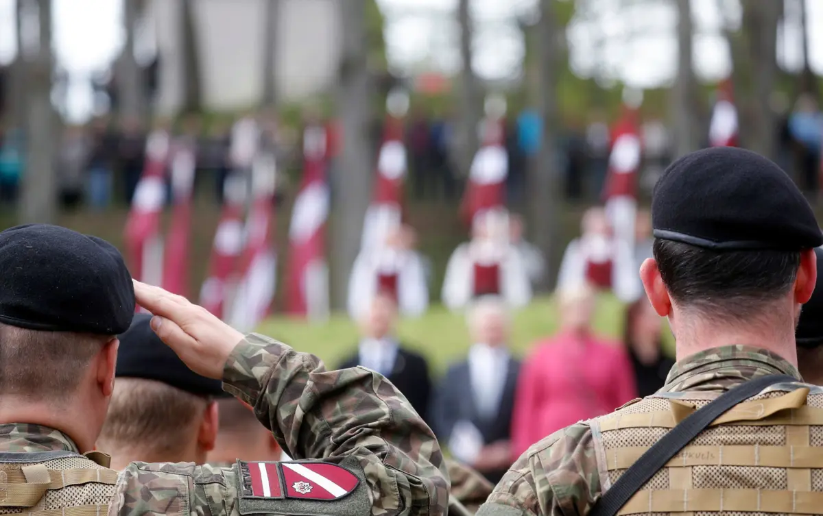 Os serviços secretos apelam aos cidadãos para que não tentem capturar ou neutralizar os suspeitos, deixando esse trabalho para as autoridades policiais e forças armadas