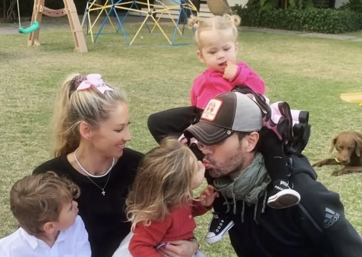 Enrique Iglesias e Anna Kournikova já são pais dos gémeos Lucy e Nicolás, de sete anos, e Mary, de cinco