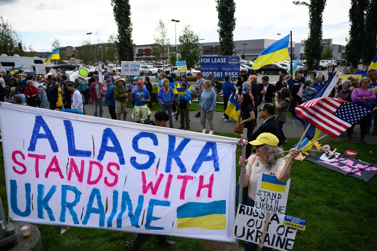 Manifestantes no Alasca, antes da chegada dos dois chefes de Estado