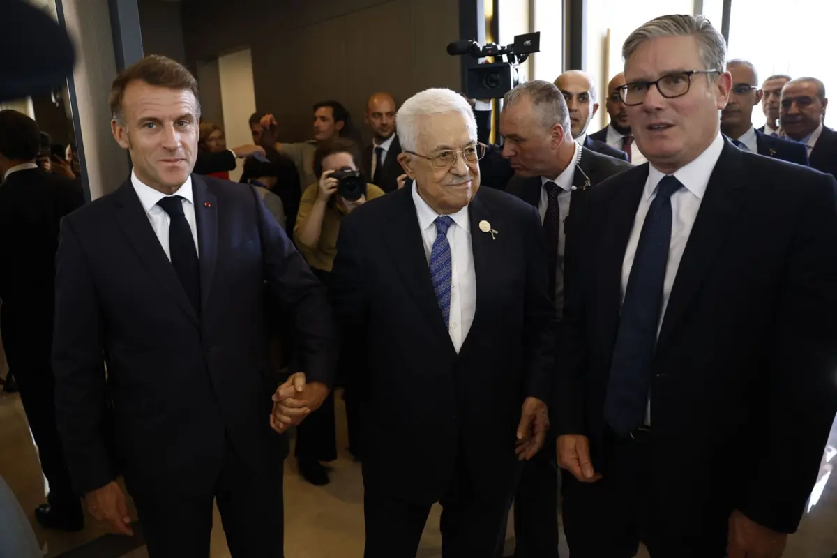 O presidente palestiniano, Mahmoud Abbas, com Emmanuel Macron e Keir Starmer