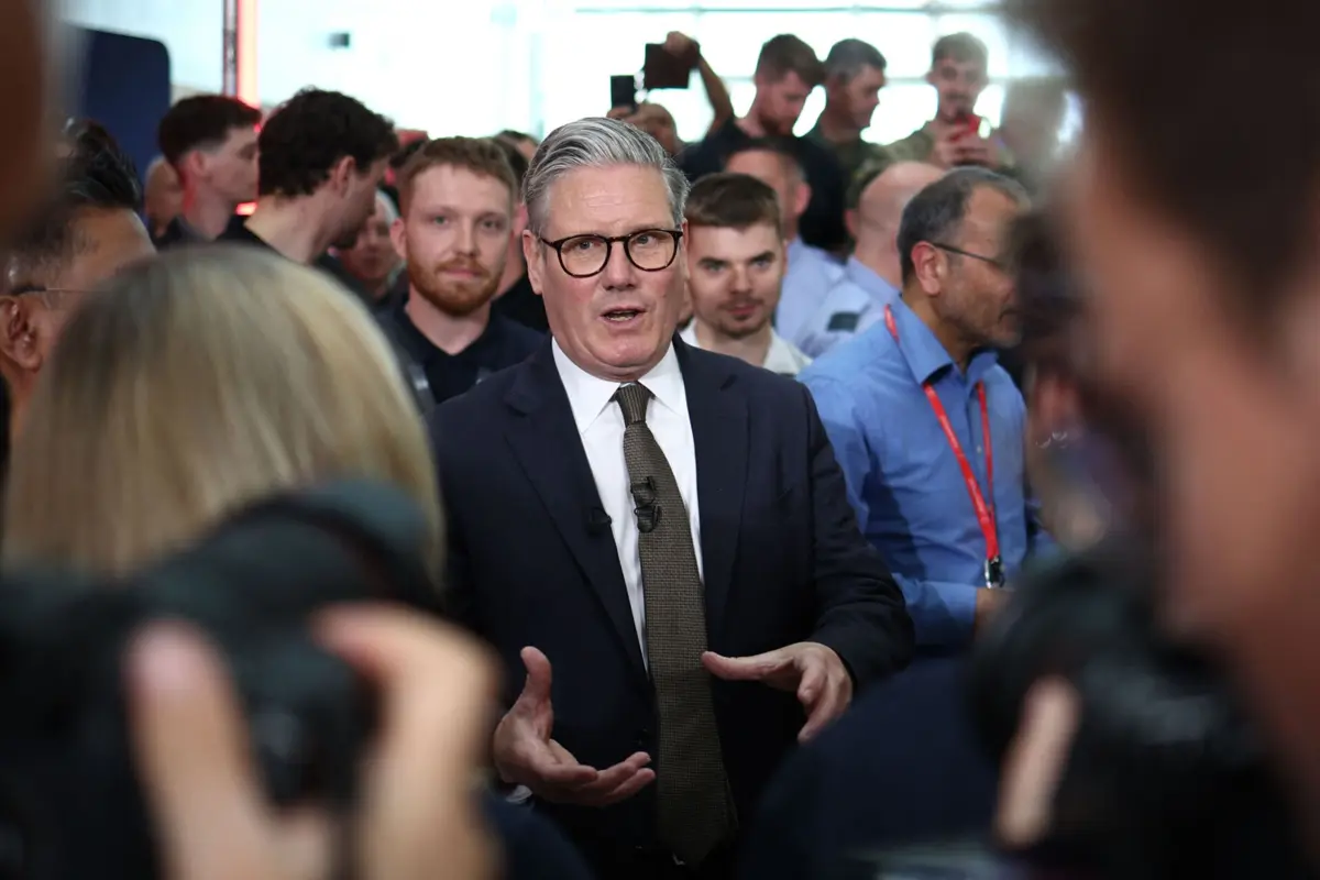 O primeiro-ministro, Keir Starmer, e o Rei Carlos III deverão assistir ao desfile juntamente com veteranos da Segunda Guerra Mundial