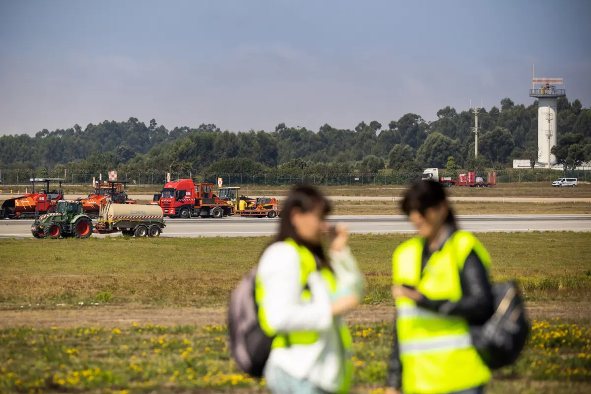 Em curso estão obras de reparação da pista