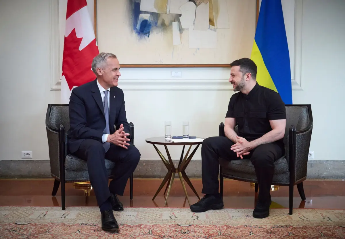 O presidente da Ucrânia, Volodymyr Zelensky, com primeiro-ministro canadiano, Mark Carney