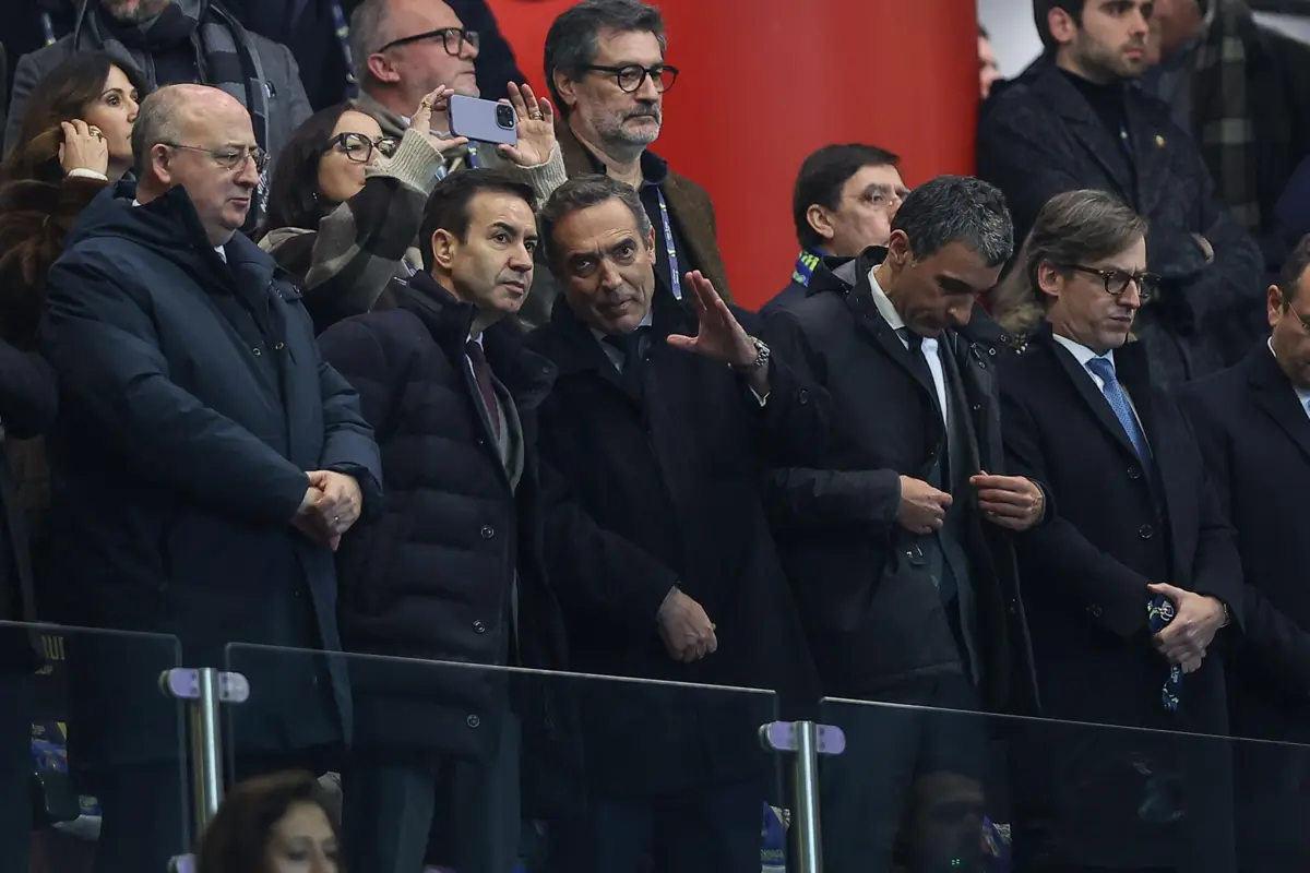 António Salvador ao lado de Reinaldo Teixeira, presidente da Liga Portugal, na final da Taça da Liga