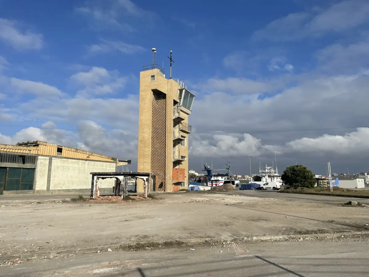 O JN denunciou o caso e, duas semanas depois, a Docapesca removeu o lixo