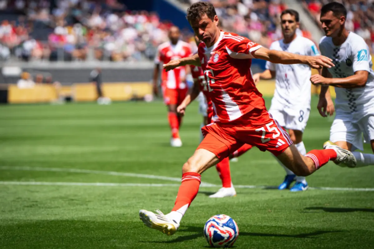 Thomas Muller bisou na goleada do Bayern Munique ao Auckland City