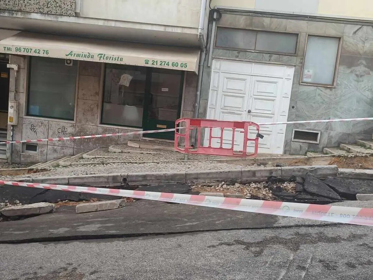 Rompimento de conduta causou estragos em algumas viaturas estacionadas na rua