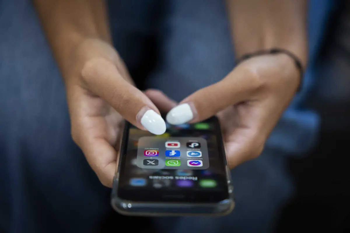 Foram detetados anúncios pagos irregulares no Facebook e no Youtube