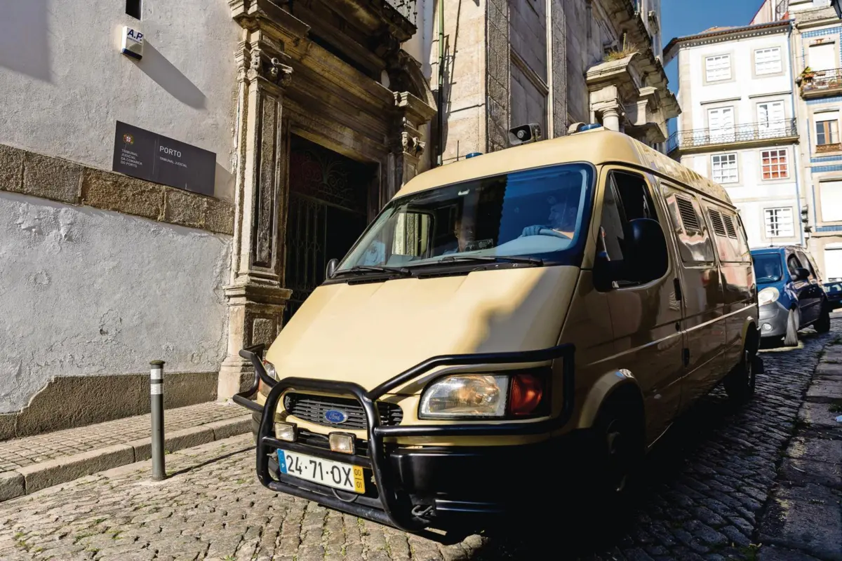 Carrinhas dos serviços prisionais transportaram sete arguidos ao tribunal