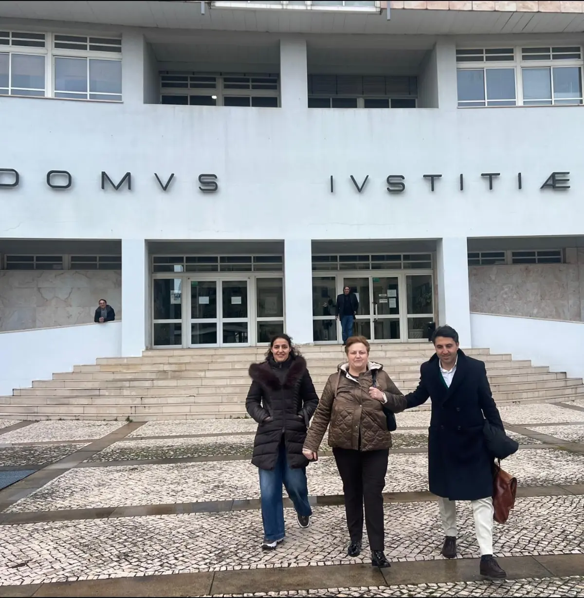 As principais arguidas, Ana Maria Barbosa e Ana Filipa Barbosa, mãe e filha, com o seu advogado, Álvaro Matos Martins, à saída do Palácio da Justiça de Braga