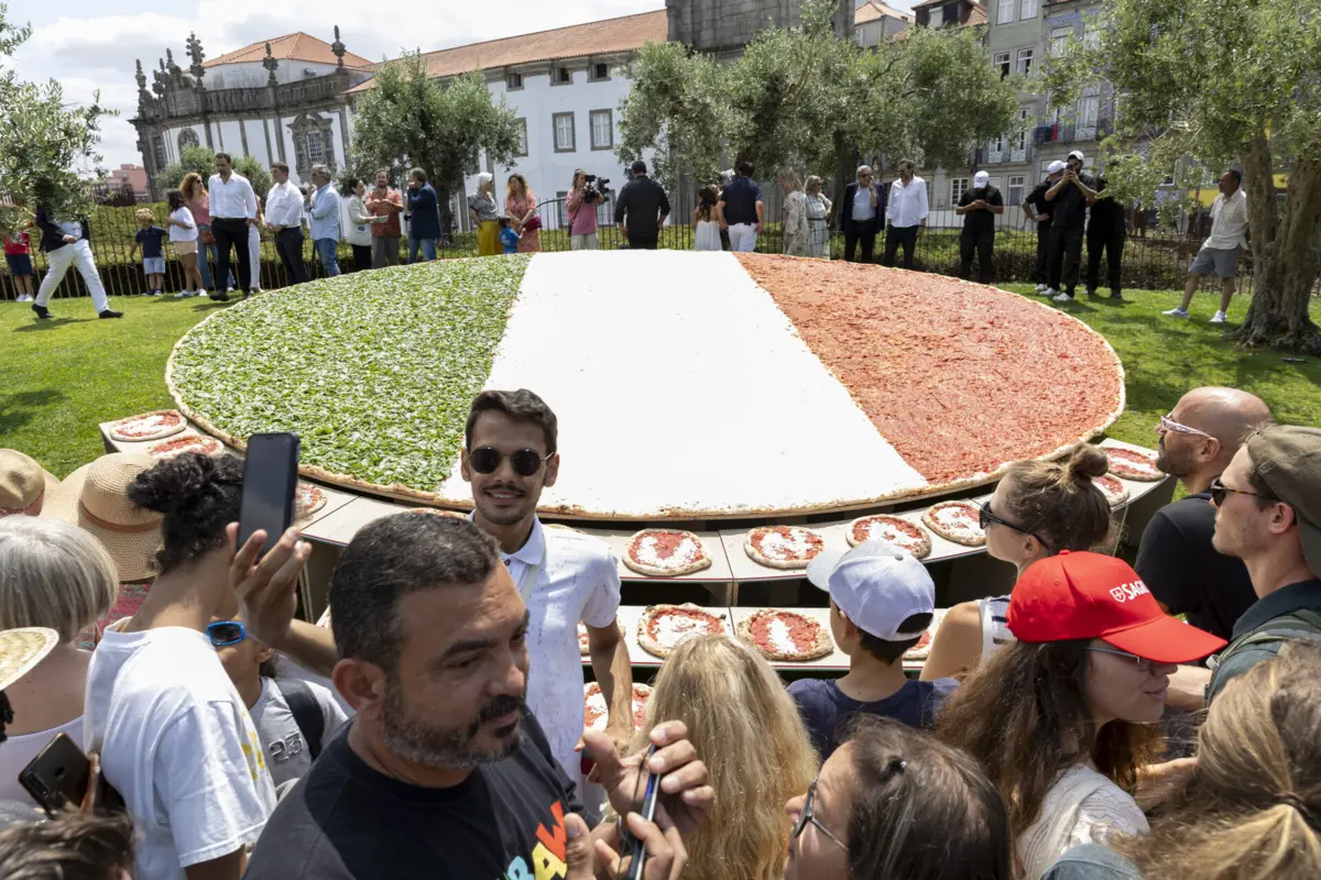 Maior do que há dez anos, a piza tinha sete metros de diâmetro