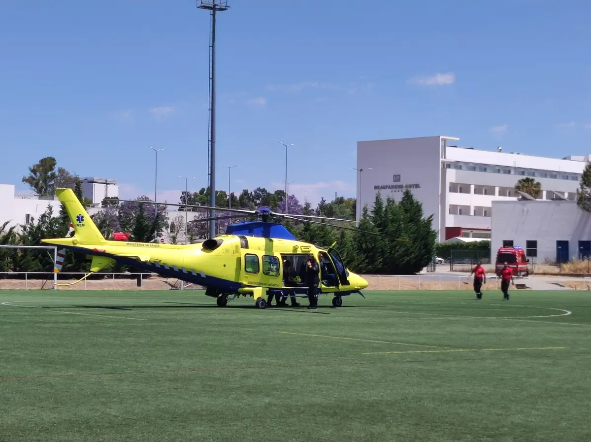 Imagem de contexto do artigo Helicóptero do INEM aterra em campo e interrompe torneio de futebol