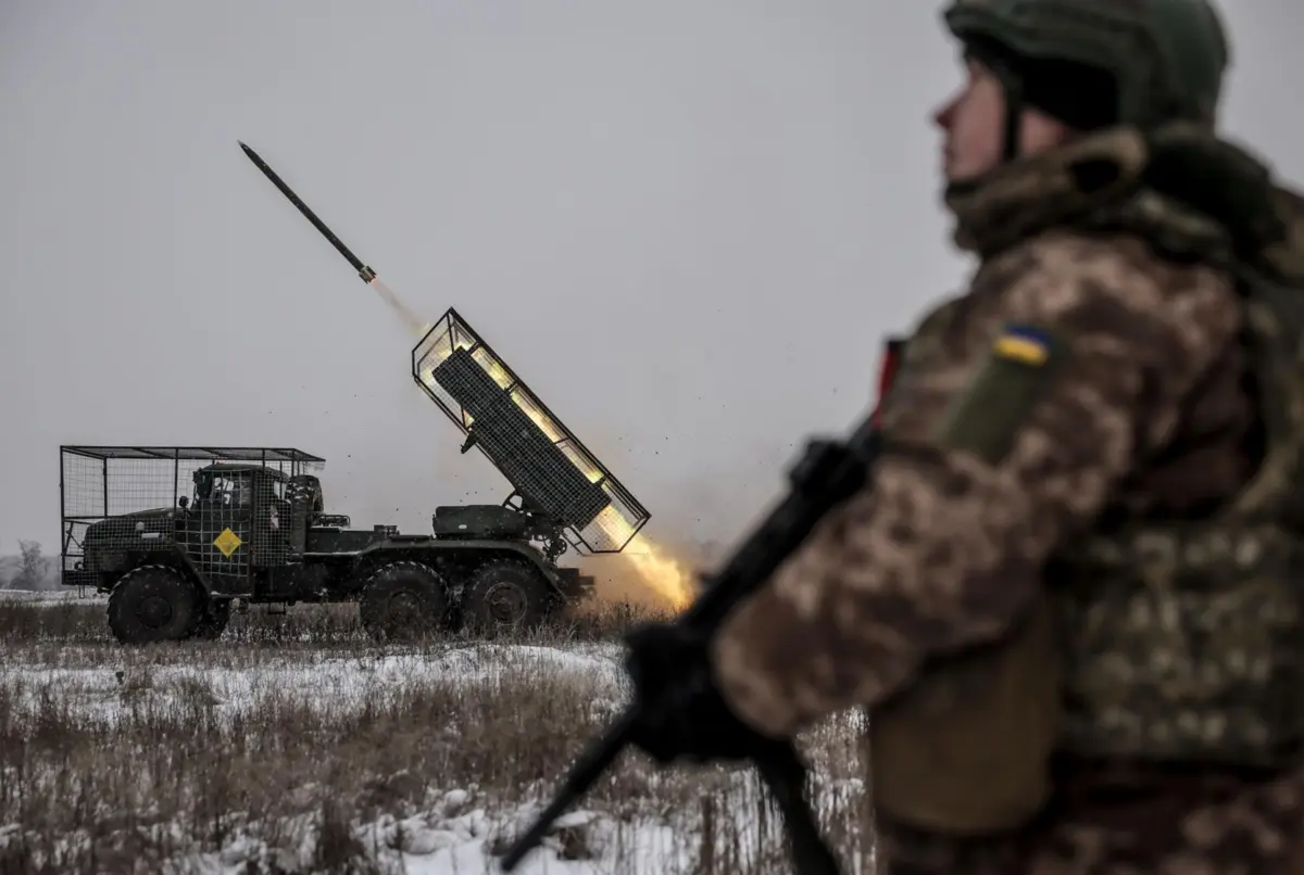 Soldados ucranianos combatem posições russas perto da cidade de Chasiv Yar na região de Donetsk