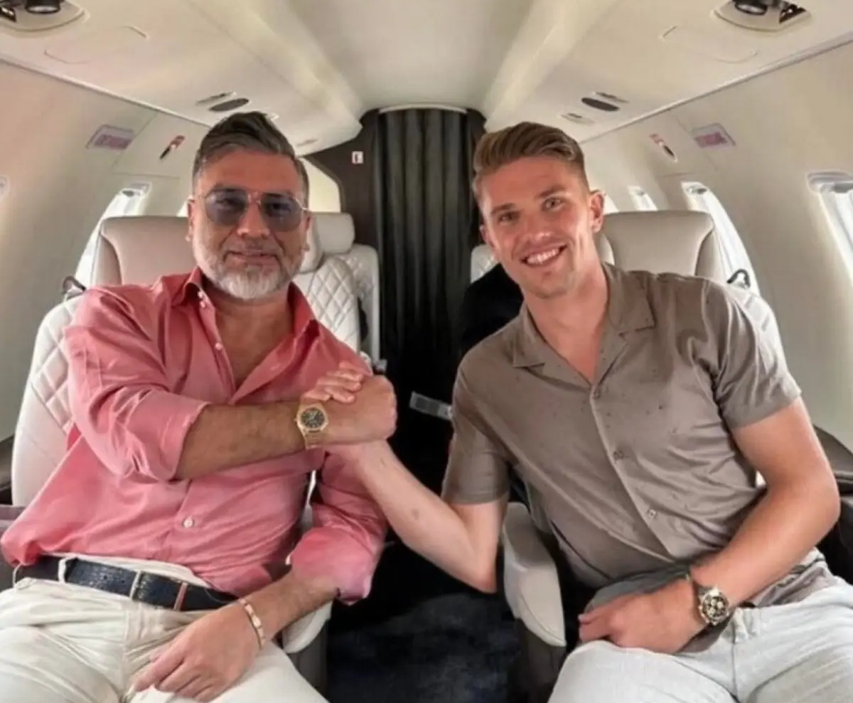 Gyokeres (direita), comprado pelo Arsenal, e o agente Hasan Cetinkaya (esquerda)