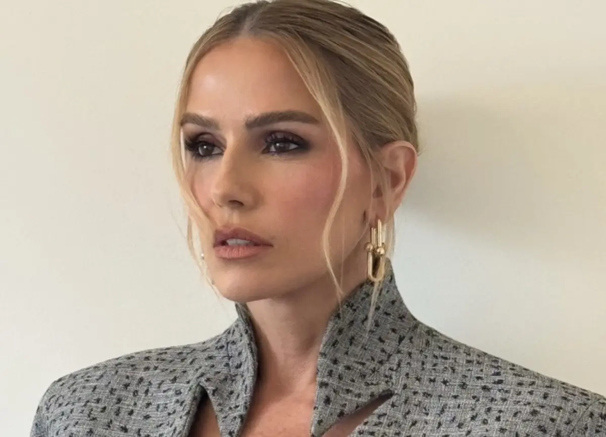 Empoderada e loira, aos 46 anos, atriz brasileira revisita a personagem que marcou gerações