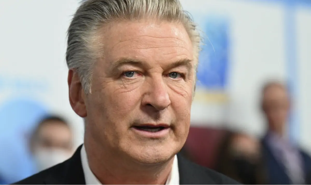 Alec Baldwin, de 67 anos, após o acidente de carro em Nova Iorque. Apesar do impacto, saiu ileso.