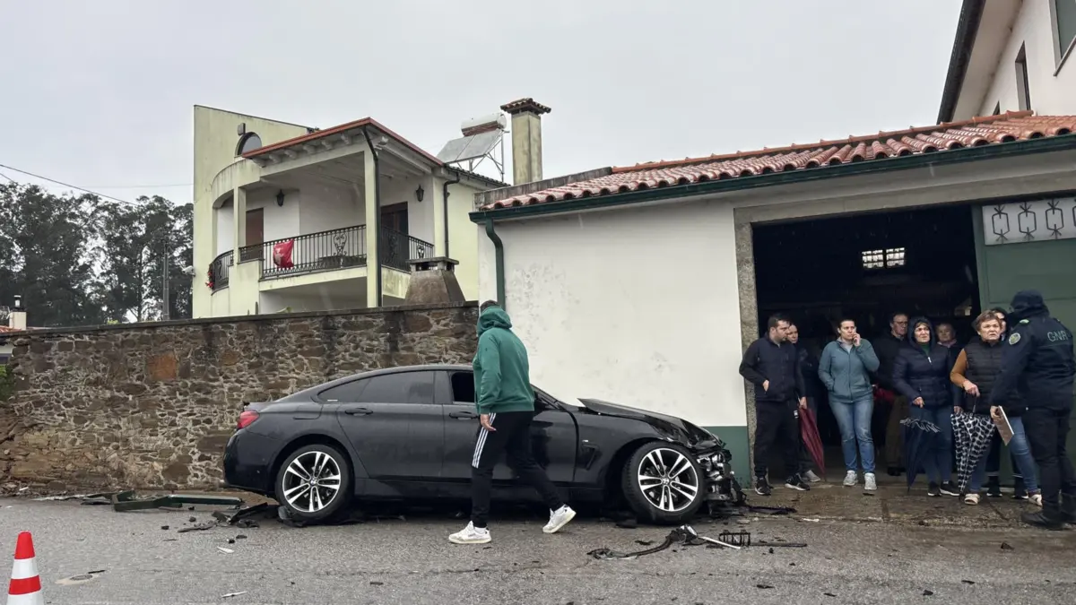 O veículo chocou contra uma casa
