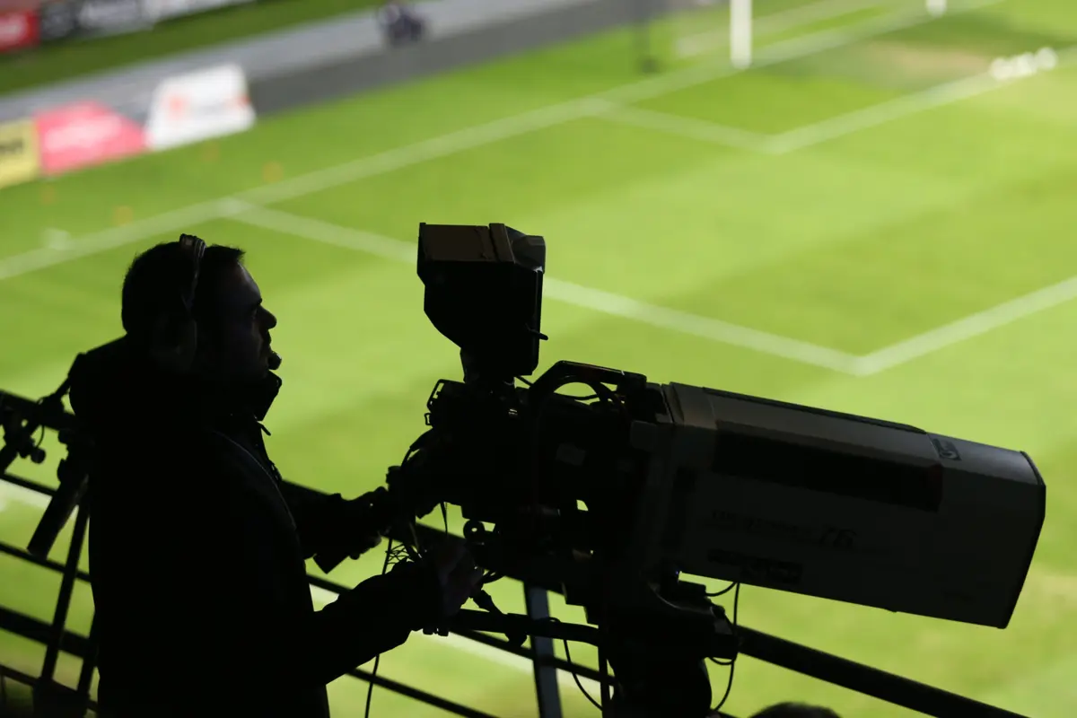 Com a centralização, os direitos televisivos deixam de ser negociados individualmente pelos clubes