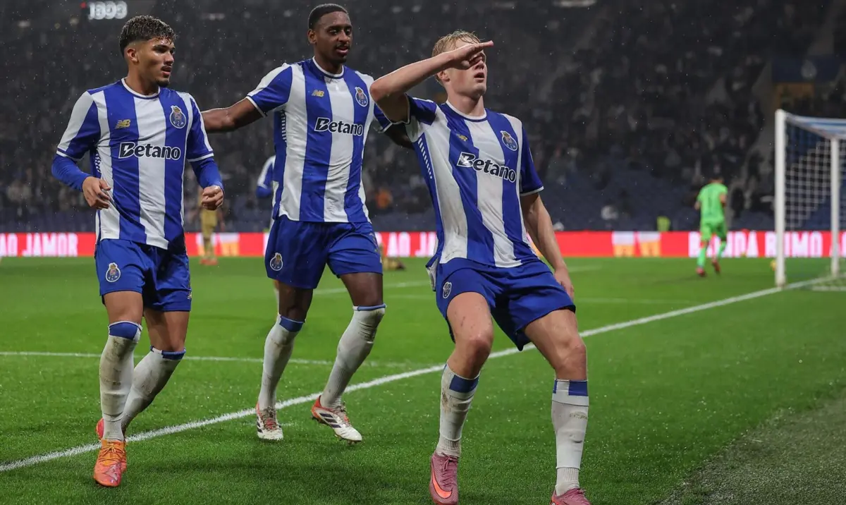 Froholdt festeja o segundo golo do F. C. Porto frente ao Famalicão