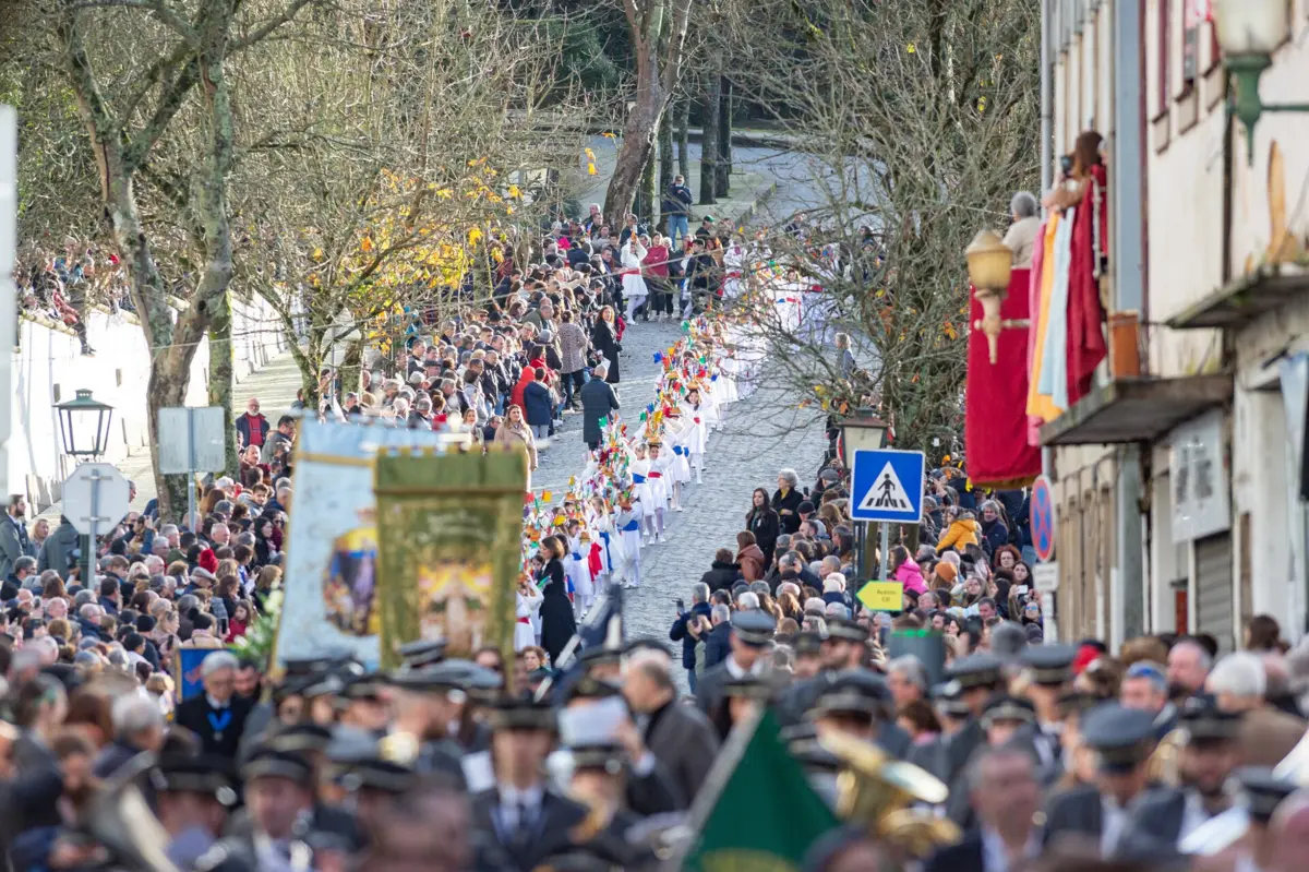 Imagem de contexto do artigo 250 meninas cumprem voto a S. Sebastião em mais uma Festa das Fogaceiras