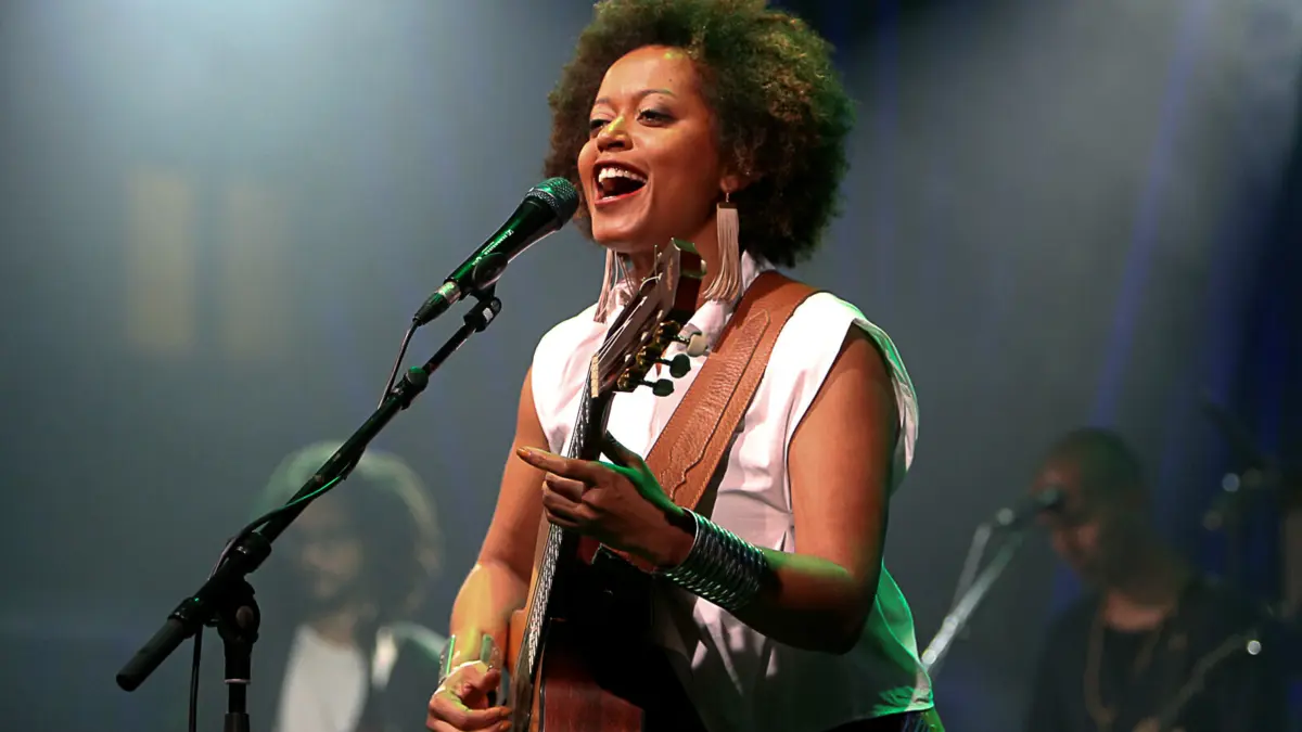 Morreu a cantora Sara Tavares aos 45 anos - JN