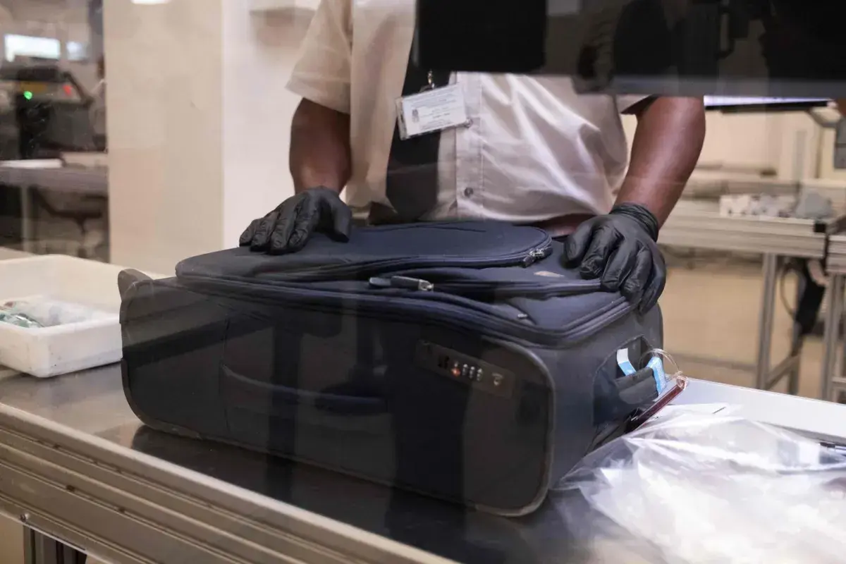 Mulher matou os filhos e colocou os corpos em malas