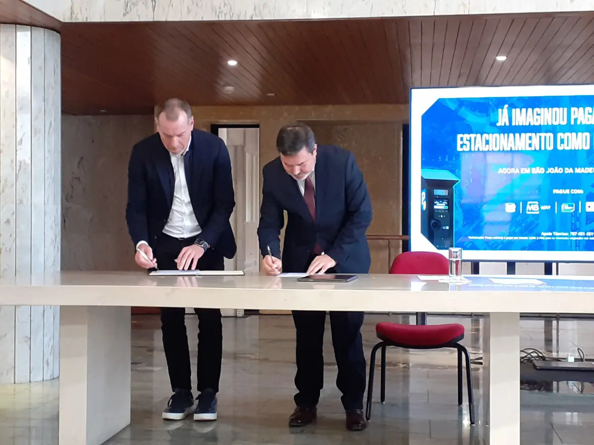 Assinatura do contrato entre o autarca e o representamte da concessionária DataRede