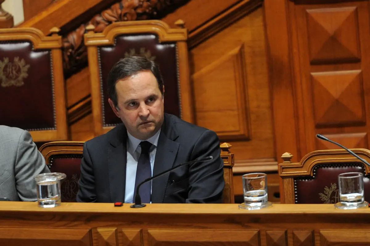 Ministério Público não encontrou ilegalidades em ajustes diretos feitos por Fernando Medina