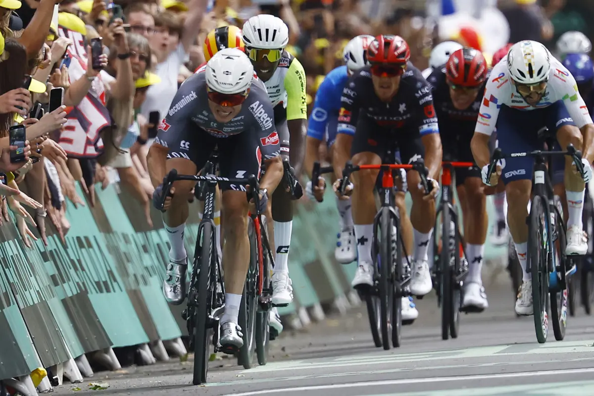 Jasper Philipsen foi o mais rápido na meta em Lille