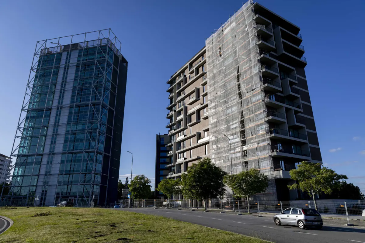 Rotunda Edgar Cardoso, atualmente encerrada por causa das obras do metro, já tem algumas torres construídas
