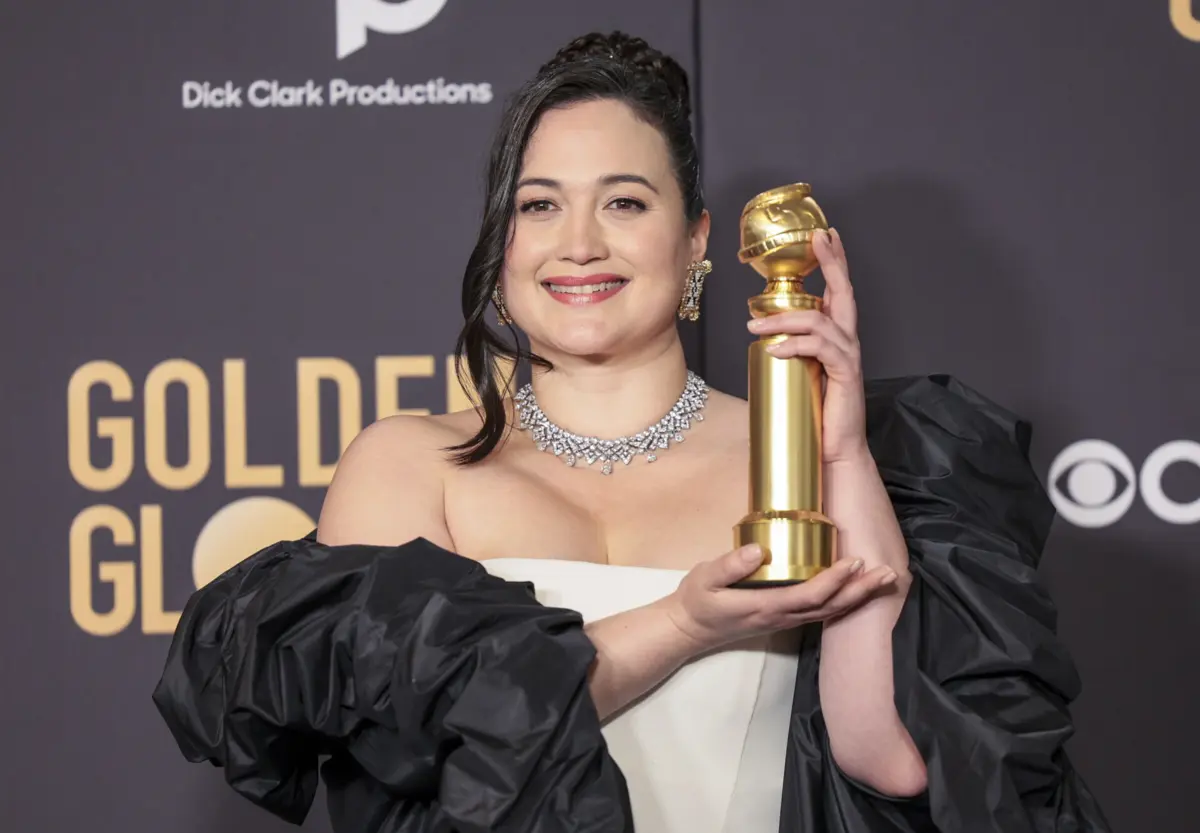 Lily Gladstone tornou-se na primeira indígena a ser premiada com o Globo de Ouro de Melhor Atriz