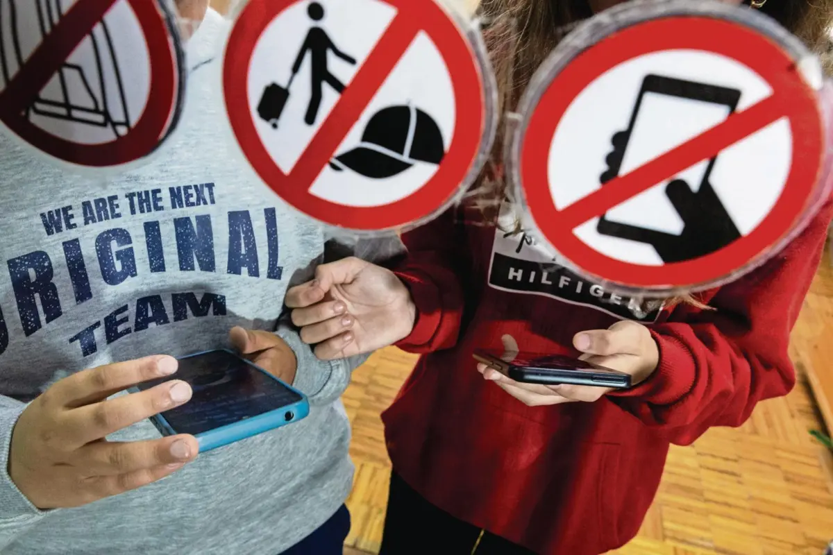 No início do atual ano letivo, foi recomendado às escolas o veto de smartphones com ligação à internet aos alunos que frequentam até ao 6.° ano