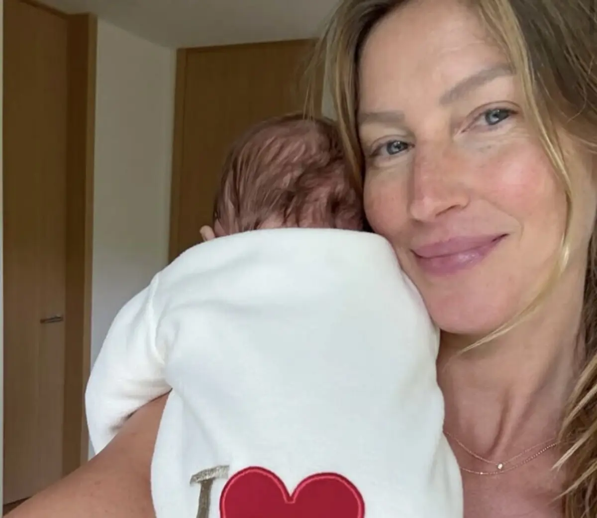 Modelo brasileiro mostrou-se pela primeira vez com o filho nascido em fevereiro