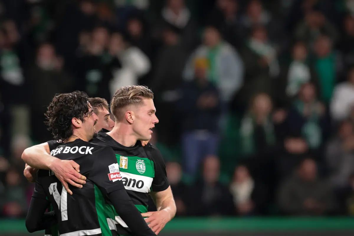 Gyokeres festeja com Trincão o segundo golo do Sporting ao Estoril