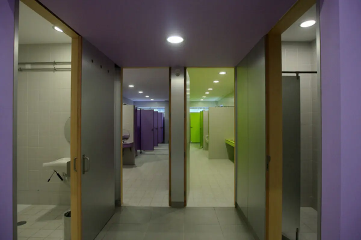 Escolas vão ter de fazer adaptações para permitirem a alunos usar as casas de banho de acordo com género com que se identificam