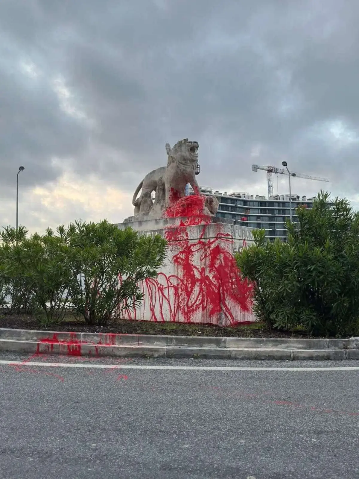 Estátua do leão foi pintada de vermelho