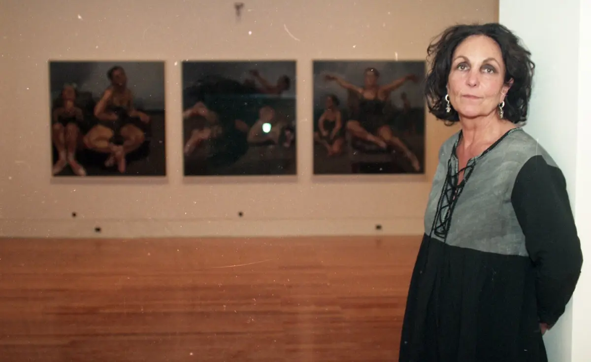 A série de pastéis pintados por Paula Rego sobre o conto do Capuchinho Vermelho escrito no século XVII, a partir de recolhas orais de Charles Perrault e, no século XIX, pelos irmãos Grimm, reúne seis momentos da h