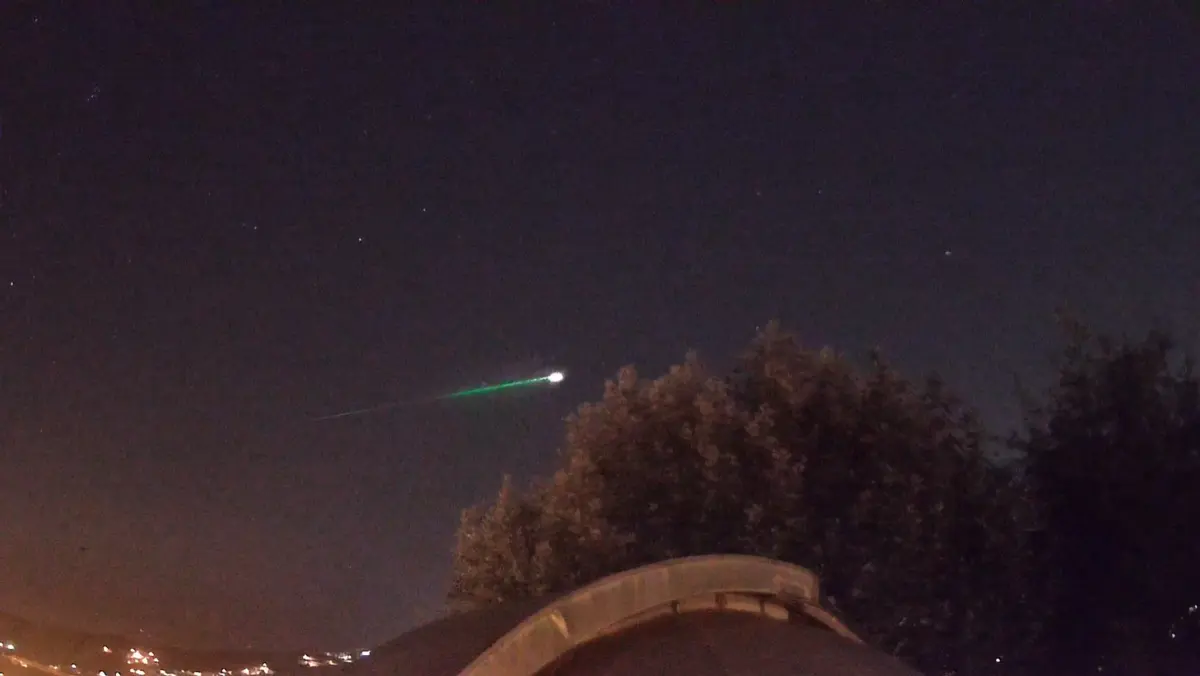 O momento foi captado por dois observatórios do país